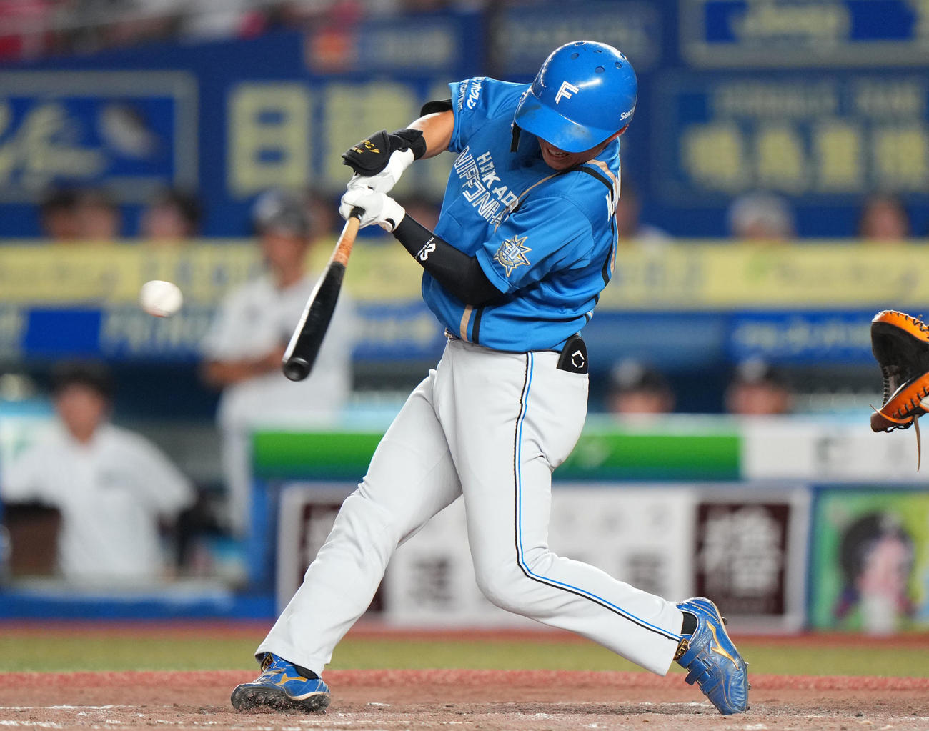 ロッテ対日本ハム　5回表日本ハム2死一、三塁、中前適時打を放つ上川畑（撮影・横山健太）