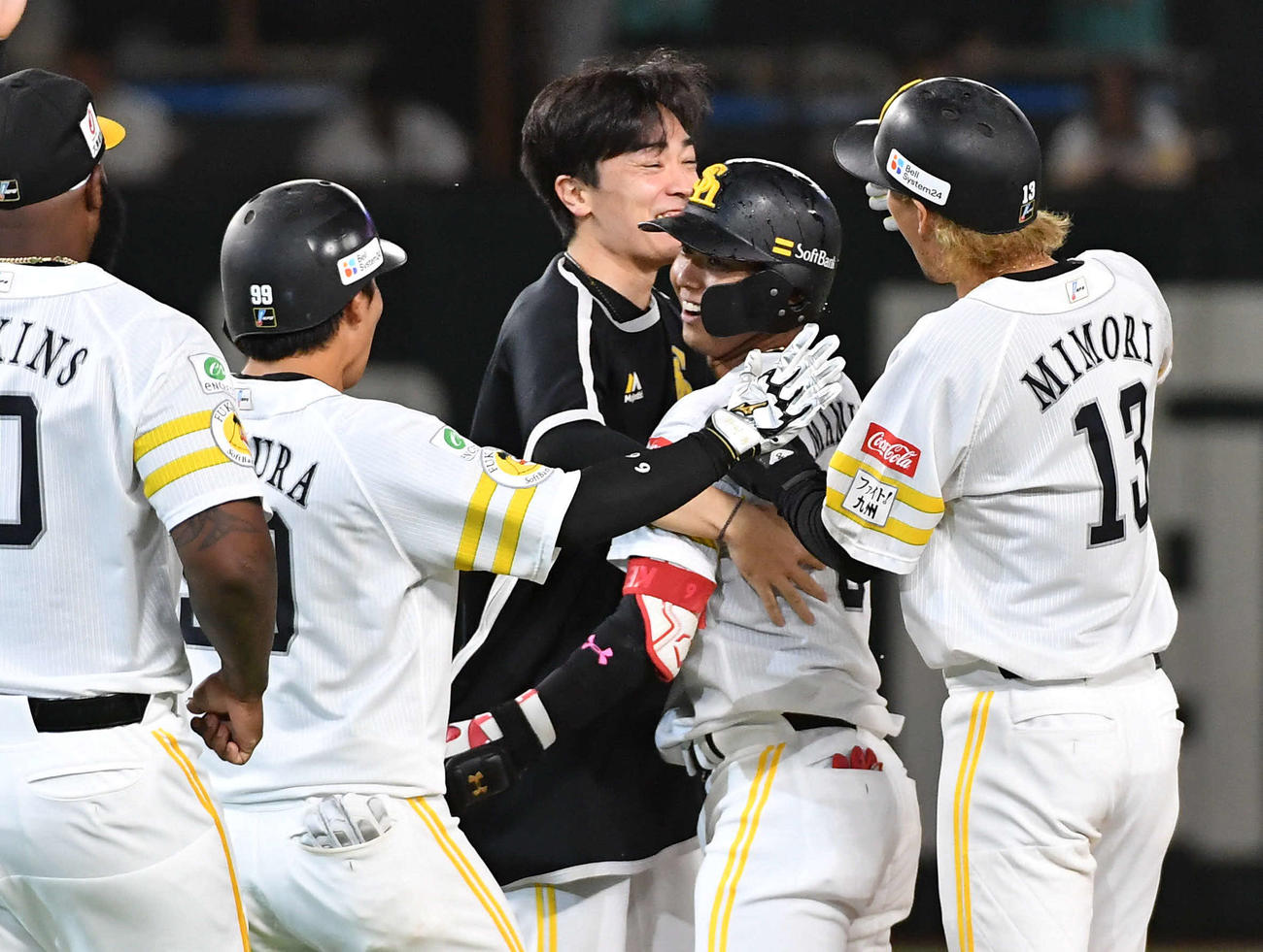 ソフトバンク対オリックス　9回裏ソフトバンク2死二塁、中越えサヨナラ打を放ち、和田（左から3人目）と笑顔で抱き合う今宮（撮影・岩下翔太）