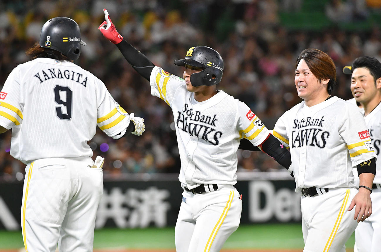 ソフトバンク対オリックス　9回裏ソフトバンク2死二塁、中越えサヨナラ打を放った今宮（中央）は笑顔でピースサインを見せる（撮影・岩下翔太）