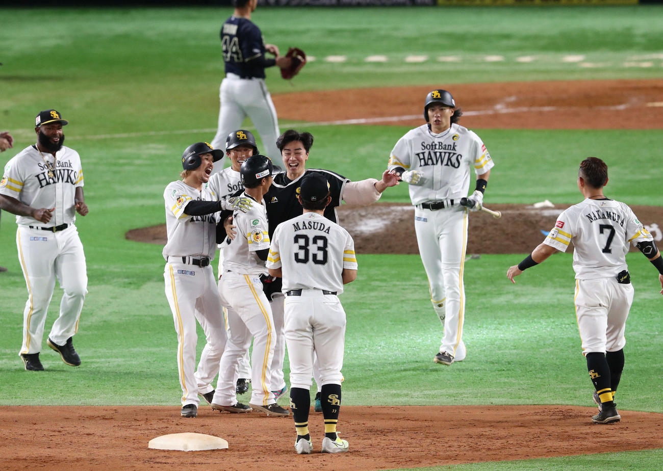 ソフトバンク対オリックス　9回裏ソフトバンク2死二塁、サヨナラ適時二塁打の今宮（中央）に駆け寄る和田らソフトバンクの選手ら（撮影・梅根麻紀）