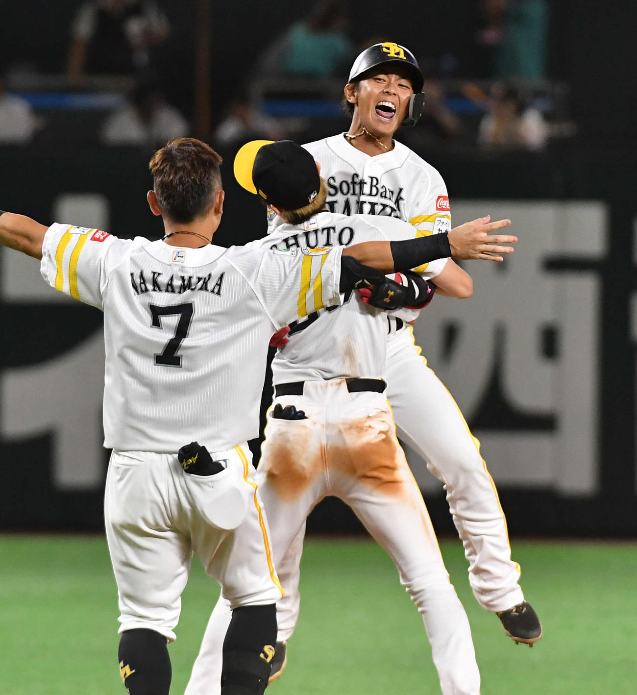 ソフトバンク対オリックス　9回裏ソフトバンク2死二塁、サヨナラ打を放ち、周東（中央）に笑顔で抱きつく今宮（撮影・岩下翔太）