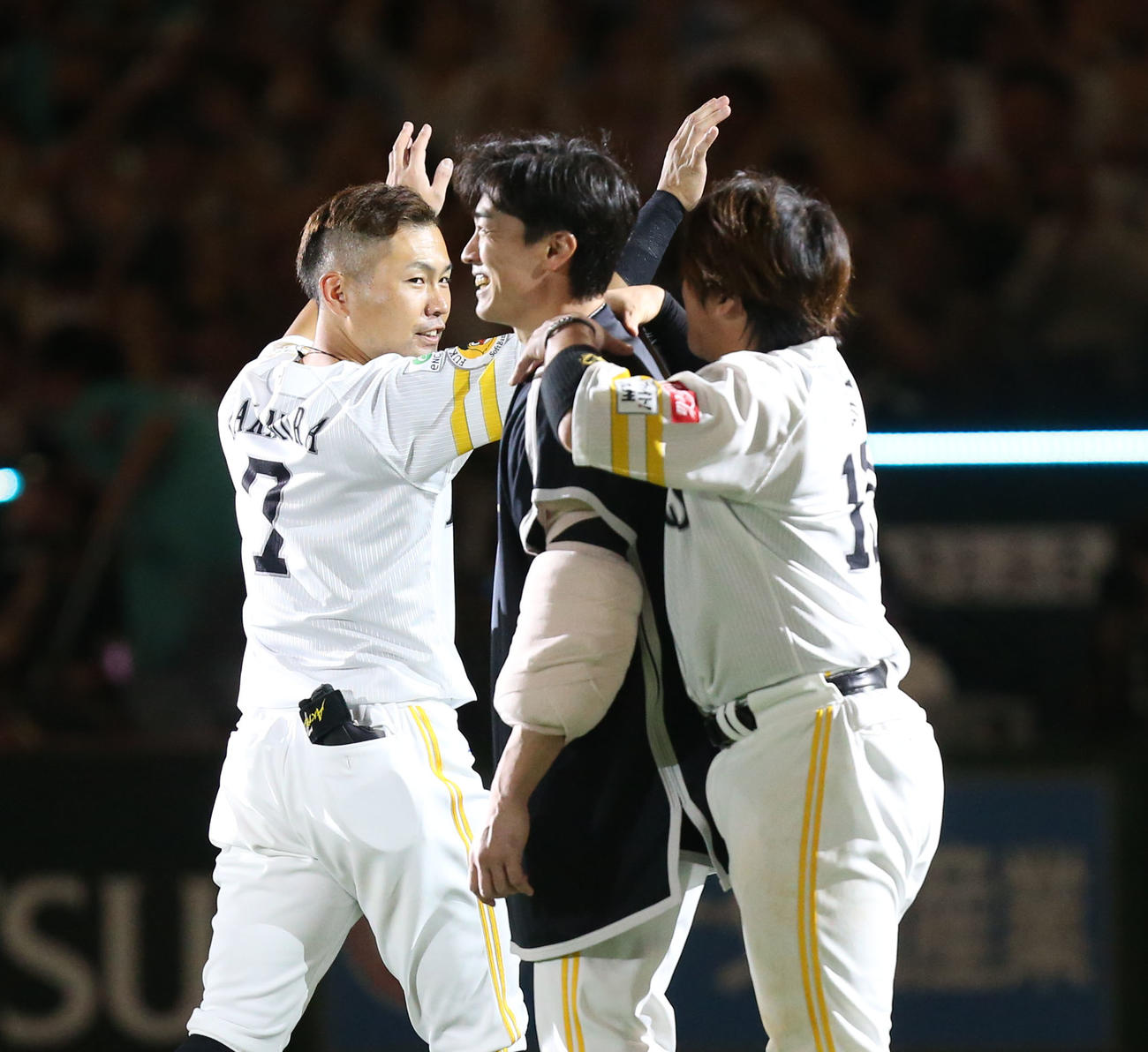 甲斐（右）は力投した和田の肩をもむ（撮影・冨田成美）