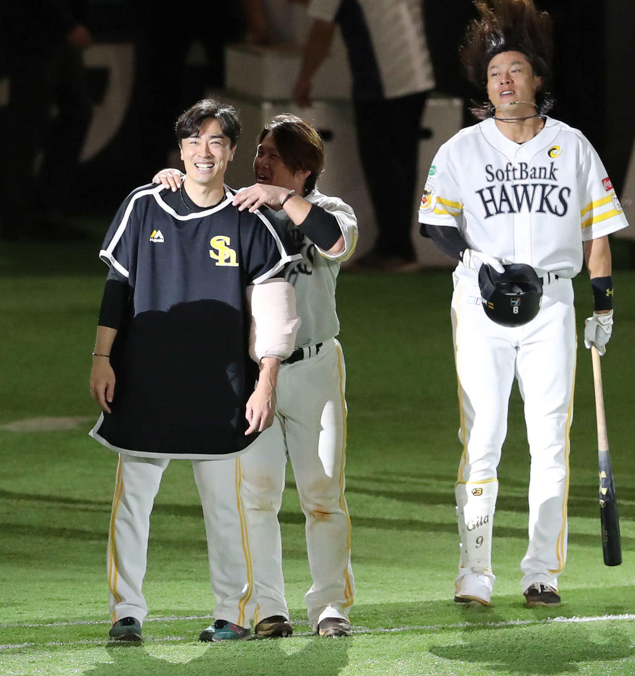 ソフトバンク対オリックス　サヨナラ勝ちで力投した和田（左）の肩をもむ甲斐（撮影・梅根麻紀）