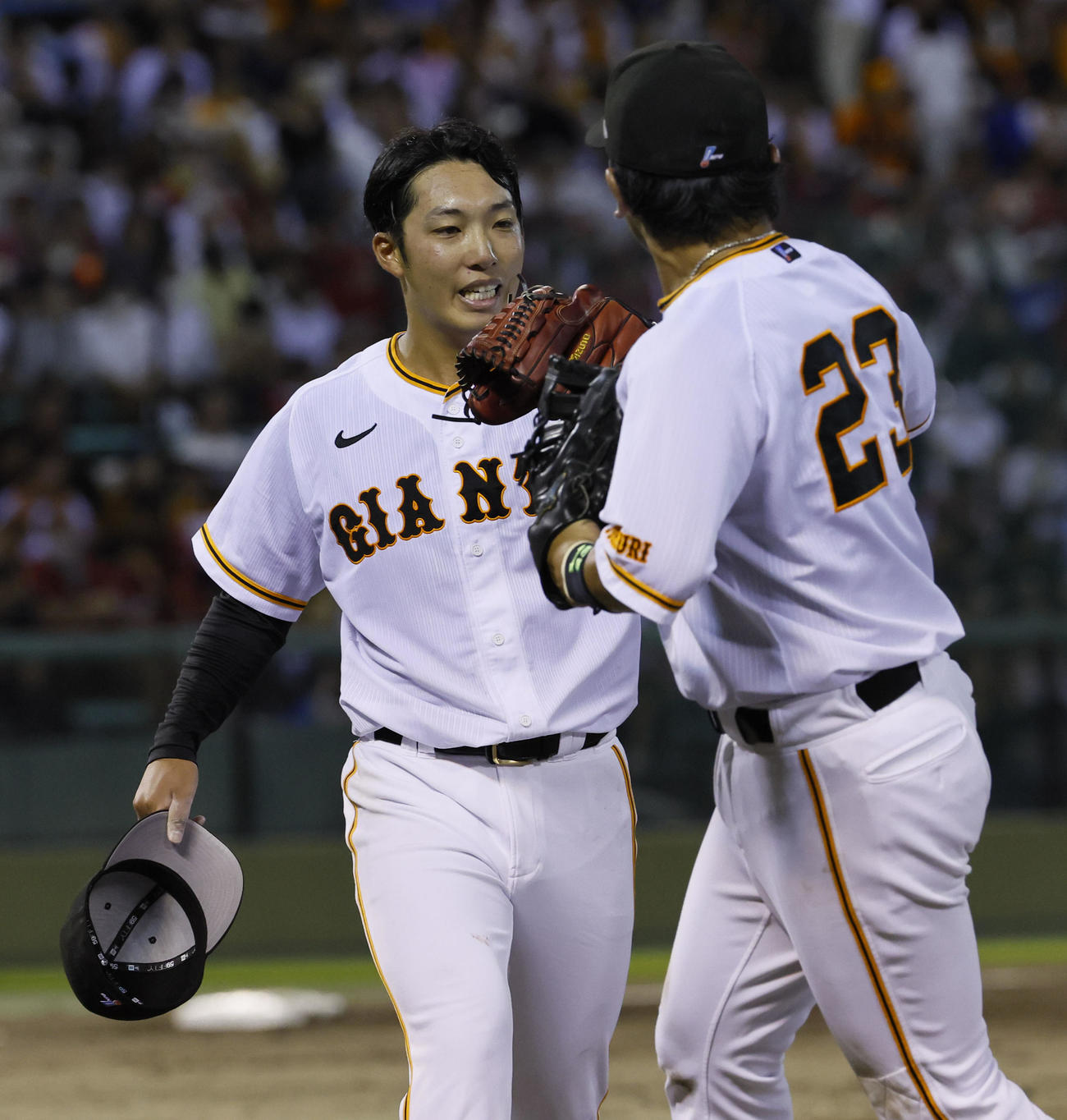 巨人対広島　3回表を終え、好守を見せた松田とタッチを交わす巨人赤星（左）（撮影・藤尾明華）