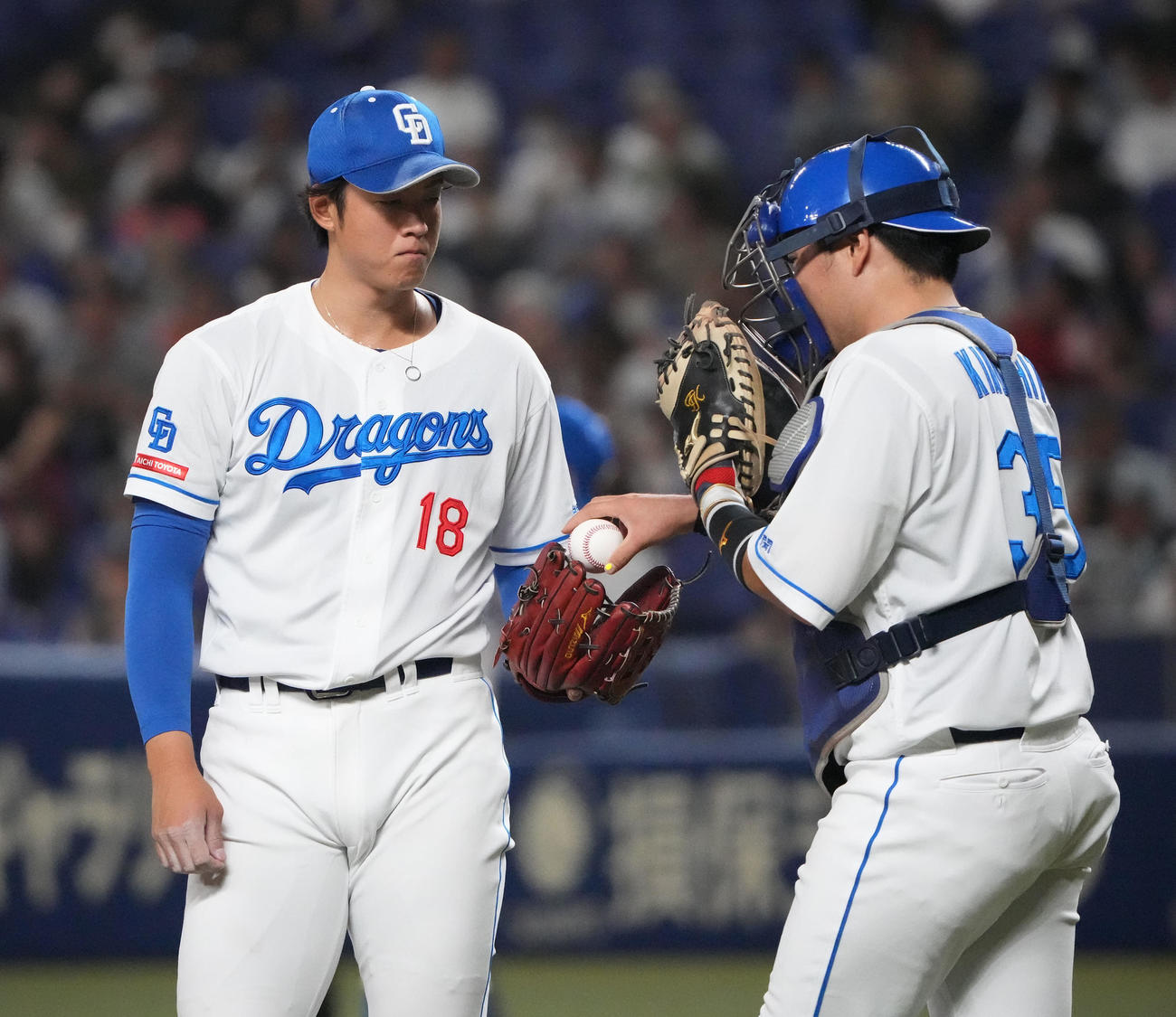 中日対ヤクルト　1回表ヤクルト2死一、二塁、木下と言葉を交わす梅津（左）（撮影・森本幸一）