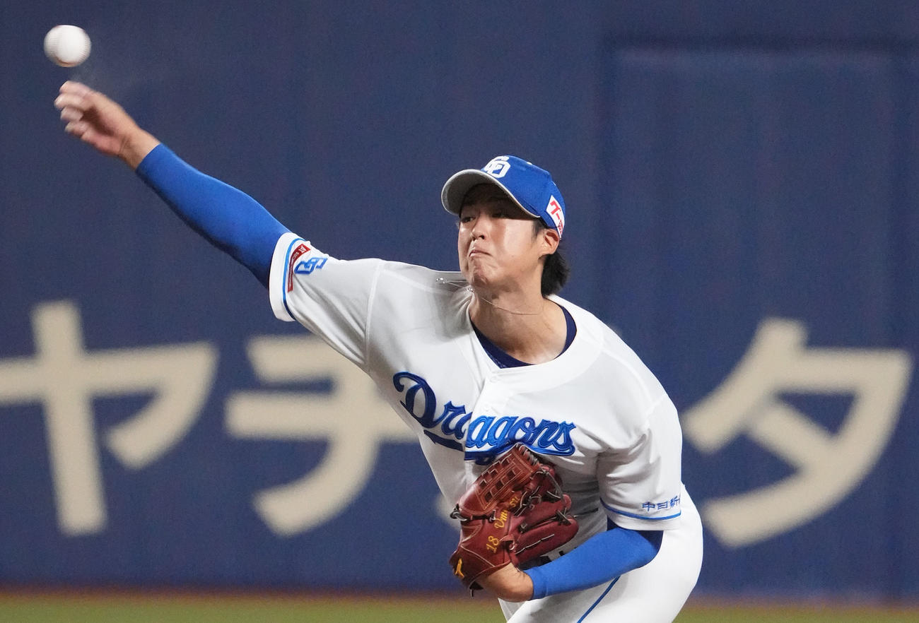 中日対ヤクルト　3回表、力投する中日先発の梅津（撮影・森本幸一）