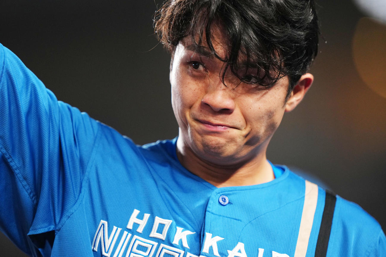ロッテ対日本ハム　2回表終了後、声援に応える日本ハム郡司（撮影・横山健太）
