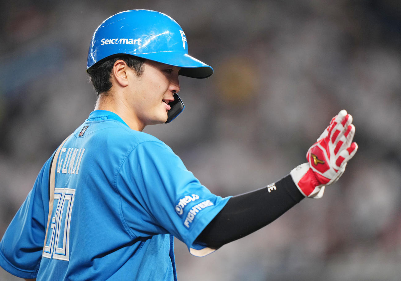 ロッテ対日本ハム　2回表終了後、ナインとタッチを交わす日本ハム郡司（撮影・横山健太）