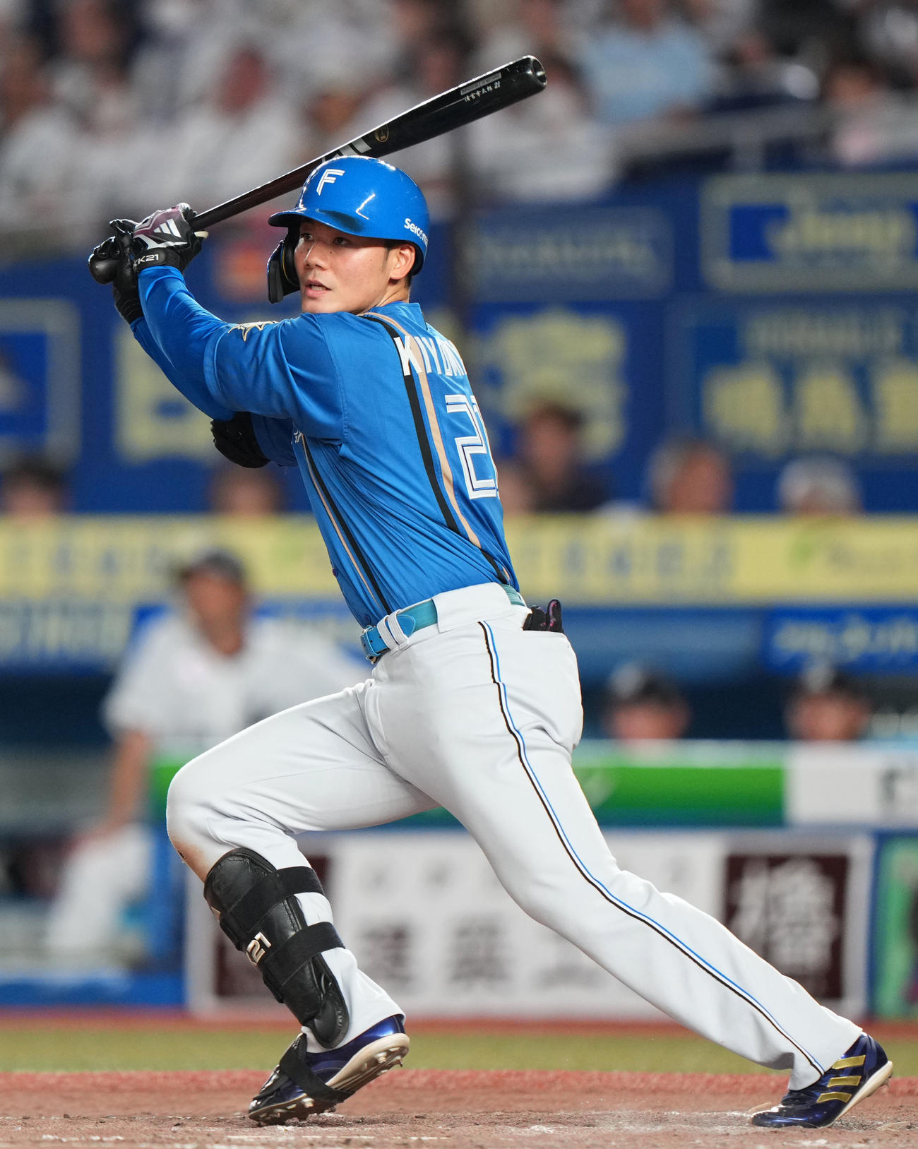 ロッテ対日本ハム　5回表日本ハム1死、左翼線へ二塁打を放つ清宮（撮影・横山健太）