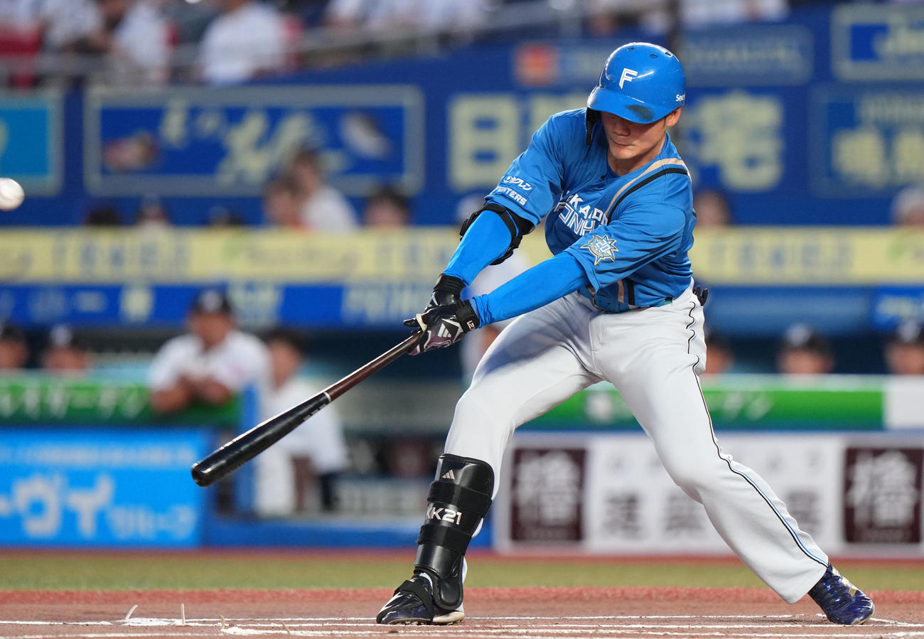 ロッテ対日本ハム　1回表日本ハム無死一、二塁、左前2点適時二塁打を放つ清宮（撮影・横山健太）