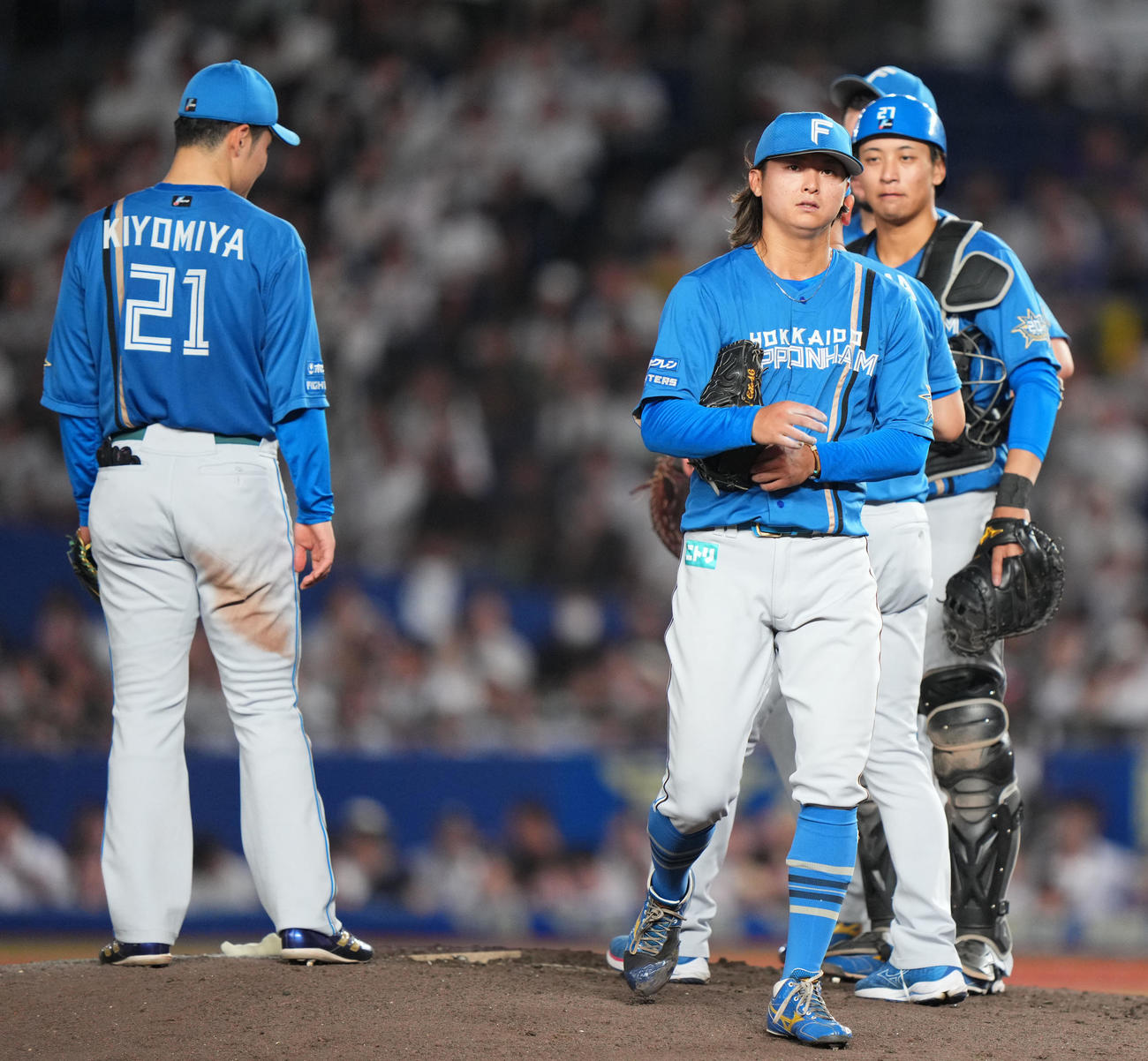 ロッテ対日本ハム　4回裏途中で降板する日本ハム田中瑛（手前）（撮影・横山健太）