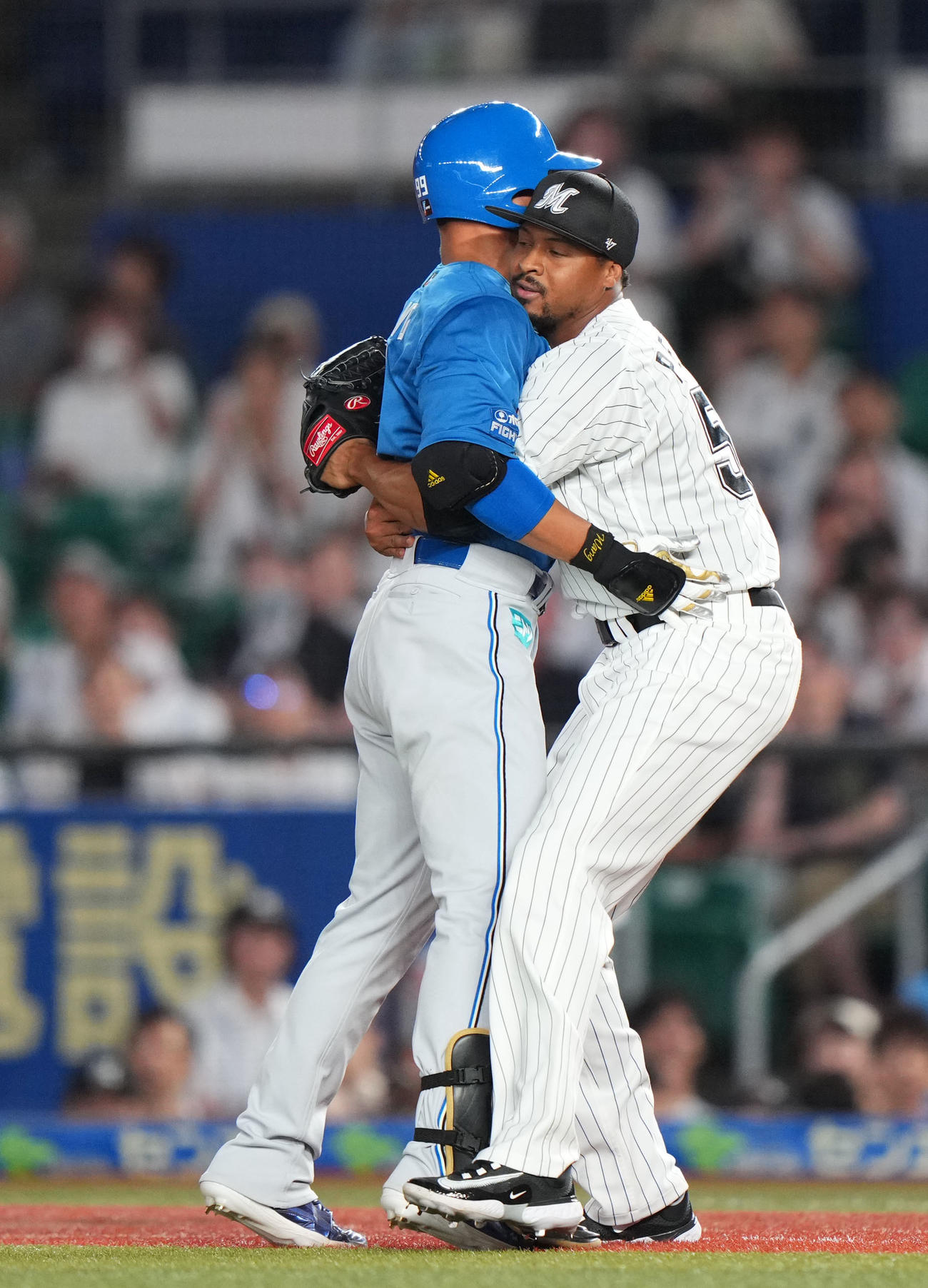 ロッテ対日本ハム　8回表日本ハム2死二塁、王の投ゴロを捕球したペルドモ（右）は抱きしめてタッチアウト（撮影・横山健太）
