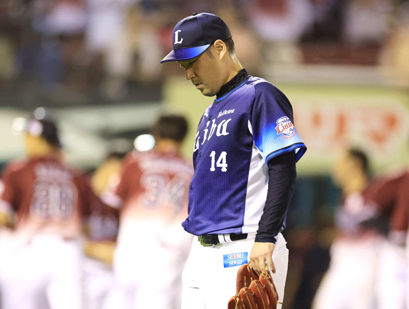 30日楽天戦の9回裏、浅村にサヨナラ3ランを浴びがっくりと引き揚げる西武増田達至