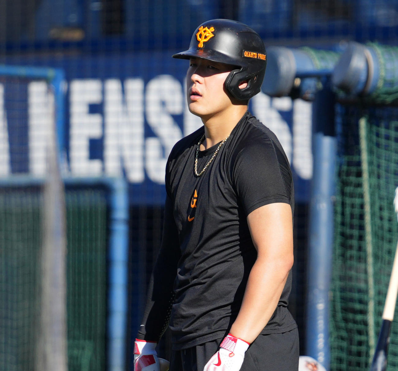 DeNA対巨人　打撃練習へ向かう巨人岡本和（撮影・横山健太）