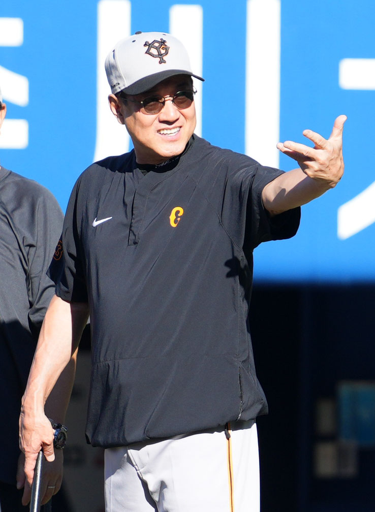 DeNA対巨人　笑顔を見せる巨人原監督（撮影・横山健太）