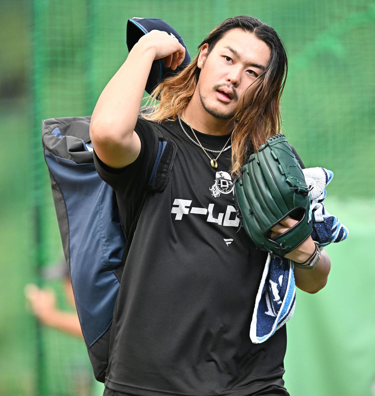 西武対ソフトバンク　試合前練習を終えた西武高橋は髪をかき上げる（撮影・滝沢徹郎）