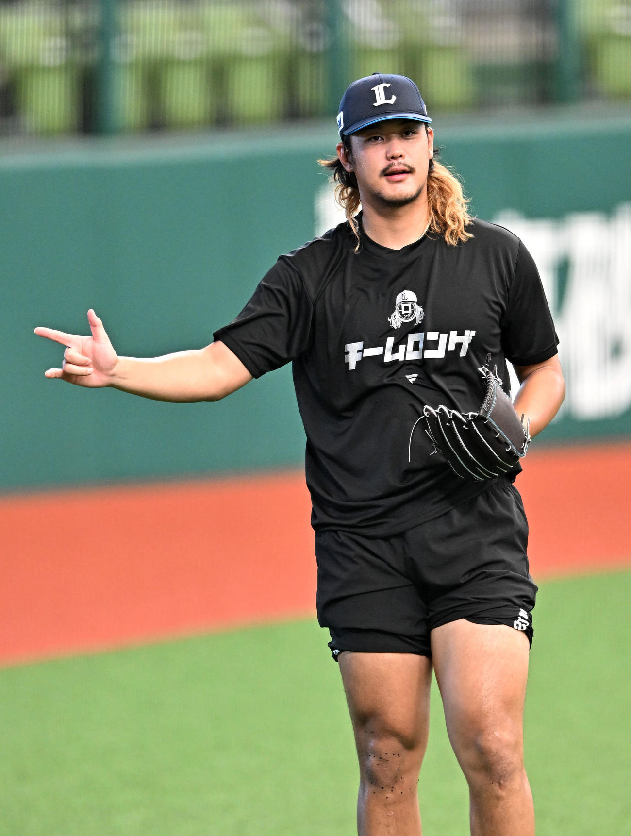 西武対ソフトバンク　試合前練習に「チームロンゲ」と書かれたTシャツ姿で臨む西武高橋（撮影・滝沢徹郎）