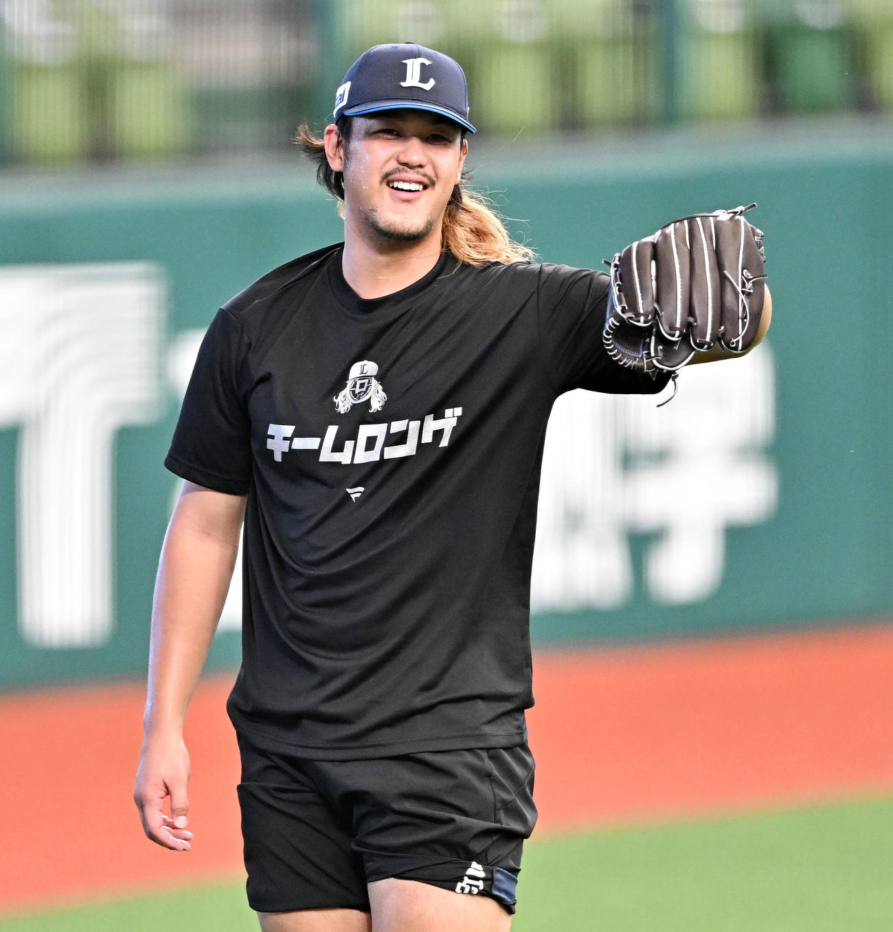 西武対ソフトバンク　試合前練習に「チームロンゲ」と書かれたTシャツ姿で臨む西武高橋（撮影・滝沢徹郎）