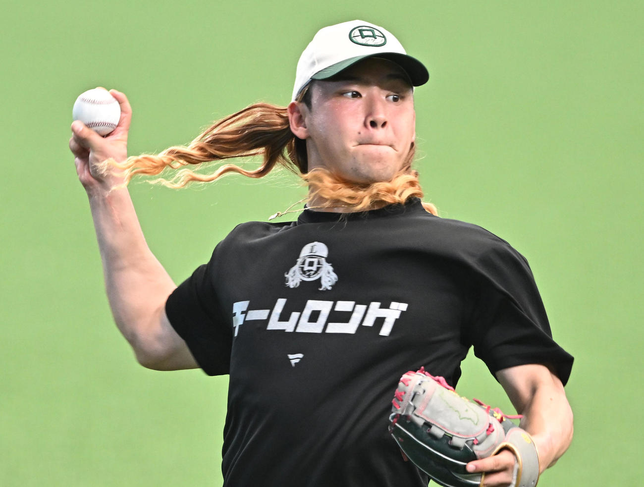 西武対ソフトバンク　試合前練習でロン毛付きのキャップをかぶりキャッチボールする西武水上（撮影・滝沢徹郎）