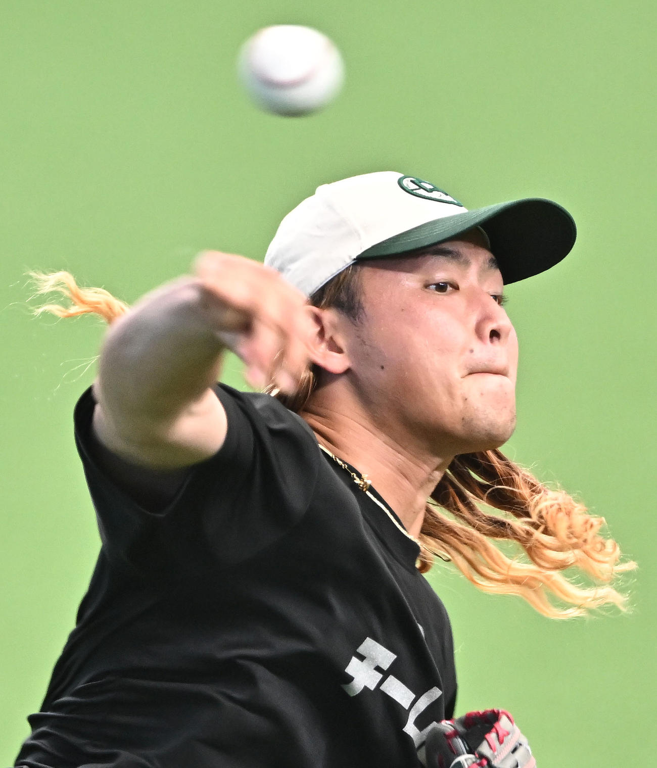 西武対ソフトバンク　試合前練習でロン毛付きのキャップをかぶりキャッチボールする西武水上（撮影・滝沢徹郎）