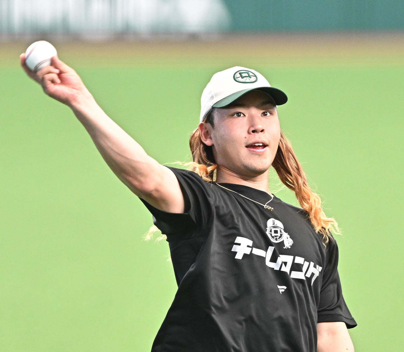西武対ソフトバンク　試合前練習でロン毛付きのキャップをかぶりキャッチボールする西武水上（撮影・滝沢徹郎）
