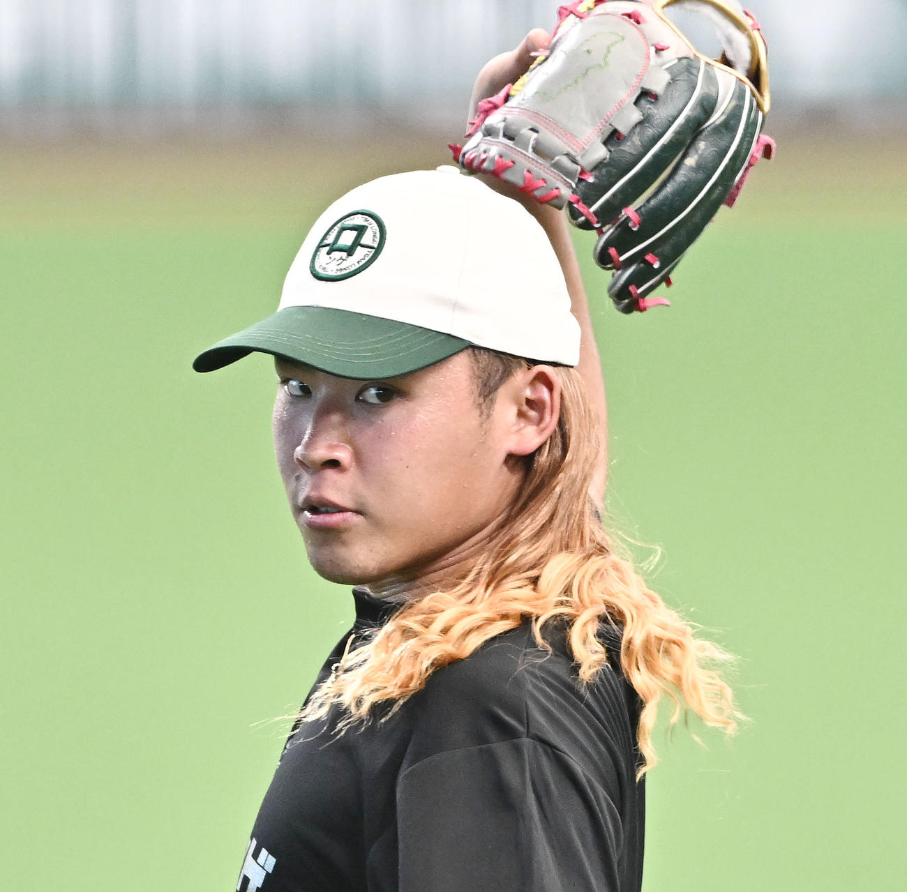西武対ソフトバンク　試合前練習でロン毛付きのキャップをかぶりキャッチボールする西武水上（撮影・滝沢徹郎）
