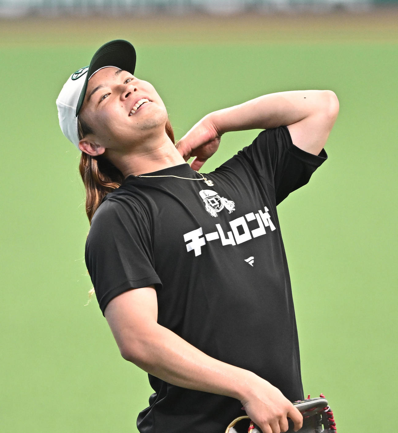 西武対ソフトバンク　試合前練習でロン毛付きのキャップをかぶりキャッチボールする西武水上（撮影・滝沢徹郎）