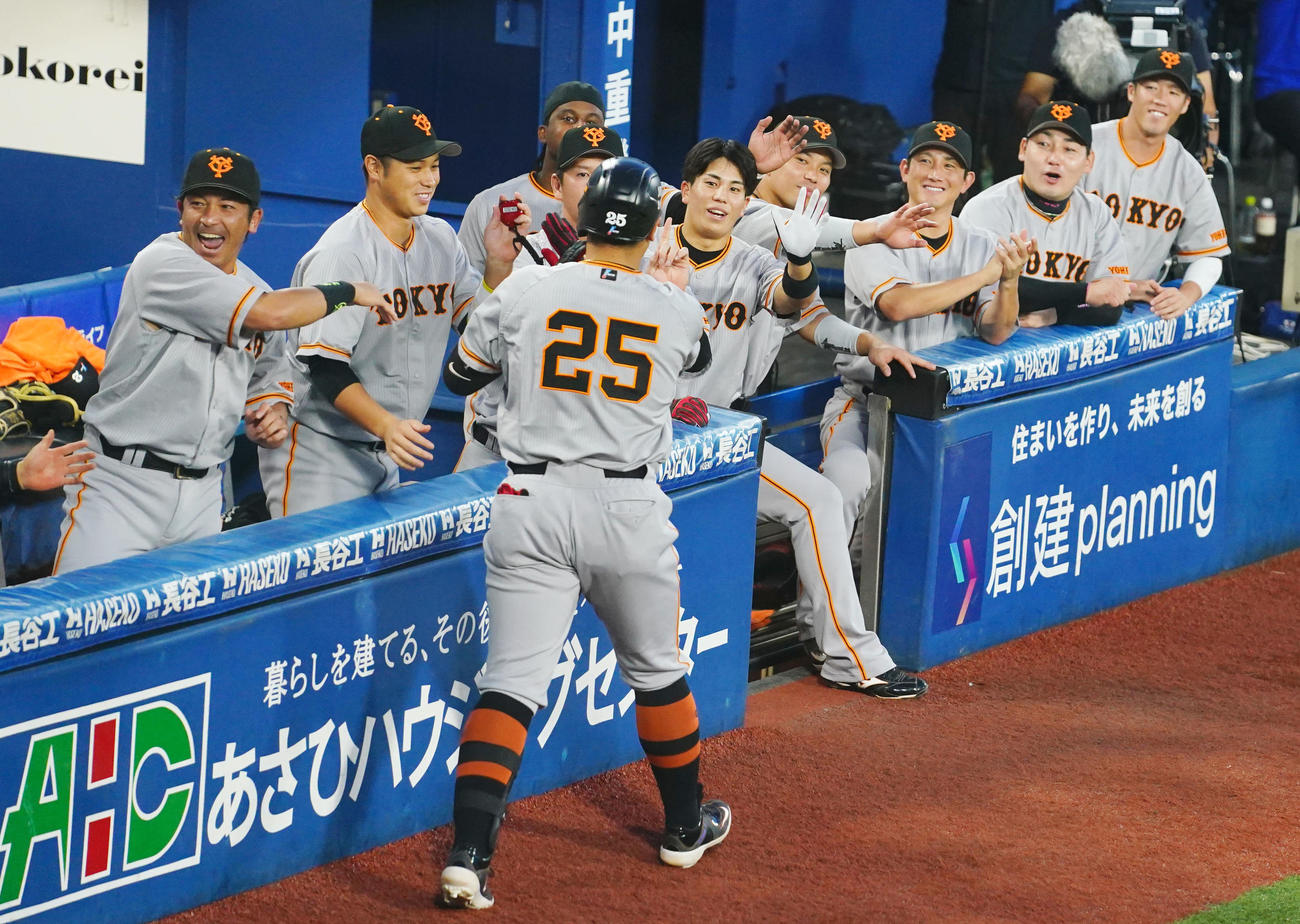 DeNA対巨人　2回表巨人無死、右越え本塁打を放った岡本和をタッチで迎える巨人ナイン（撮影・横山健太）
