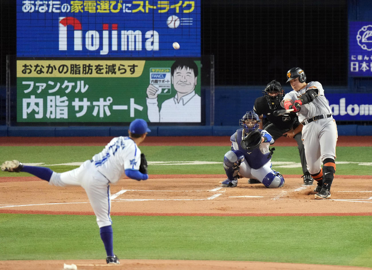 DeNA対巨人　2回表巨人無死、通算200号となるソロ本塁打を放つ岡本和。投手東（撮影・狩俣裕三）