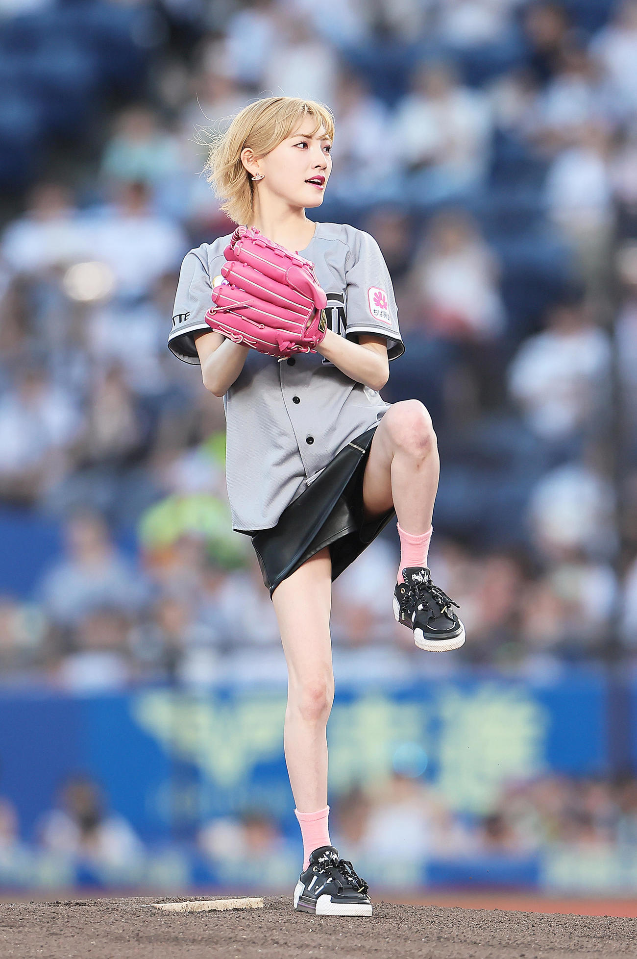 ロッテ対楽天　ファーストピッチを務めた岡田奈々（撮影・足立雅史）
