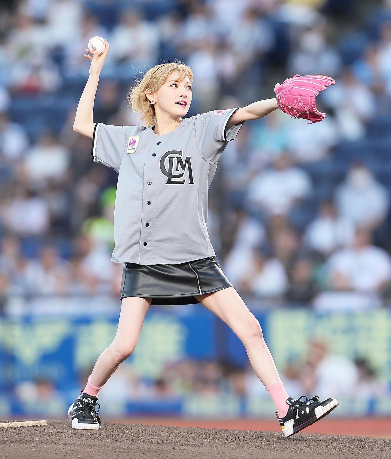 ロッテ対楽天　ファーストピッチを務めた岡田奈々（撮影・足立雅史）