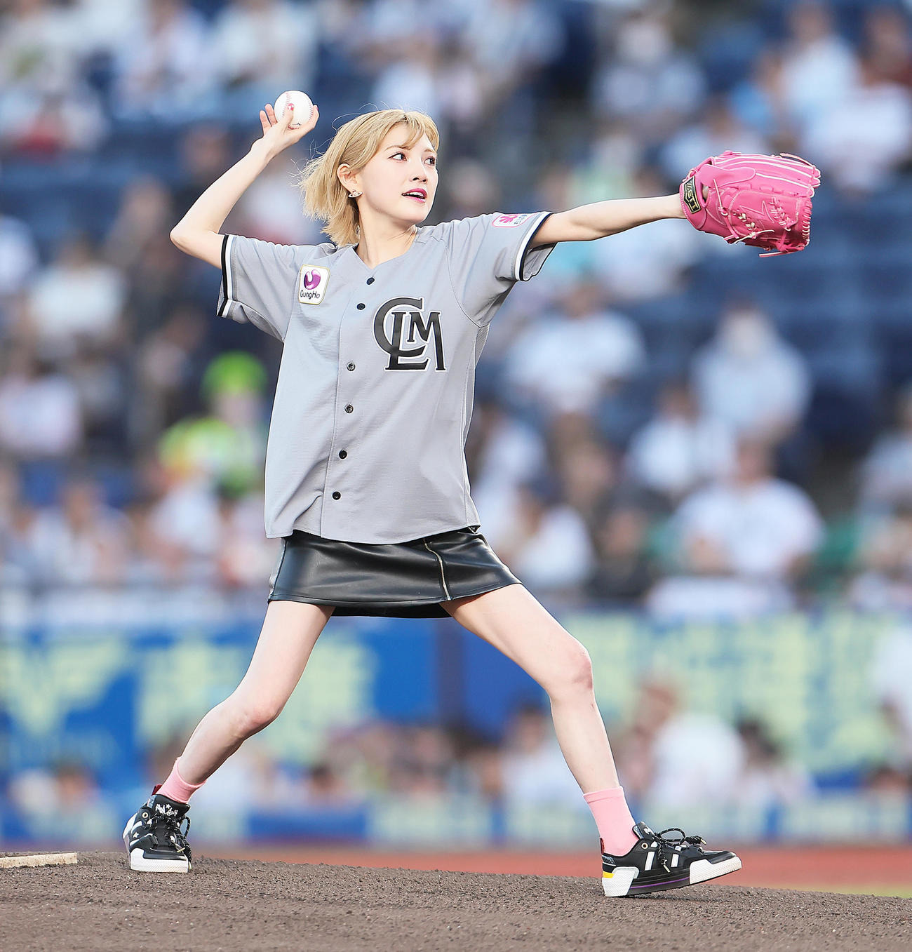 ロッテ対楽天　ファーストピッチを務めた岡田奈々（撮影・足立雅史）