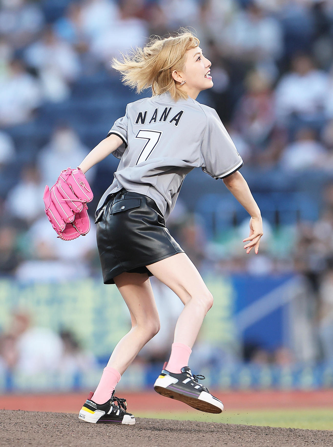 ロッテ対楽天　ファーストピッチを務めた岡田奈々（撮影・足立雅史）
