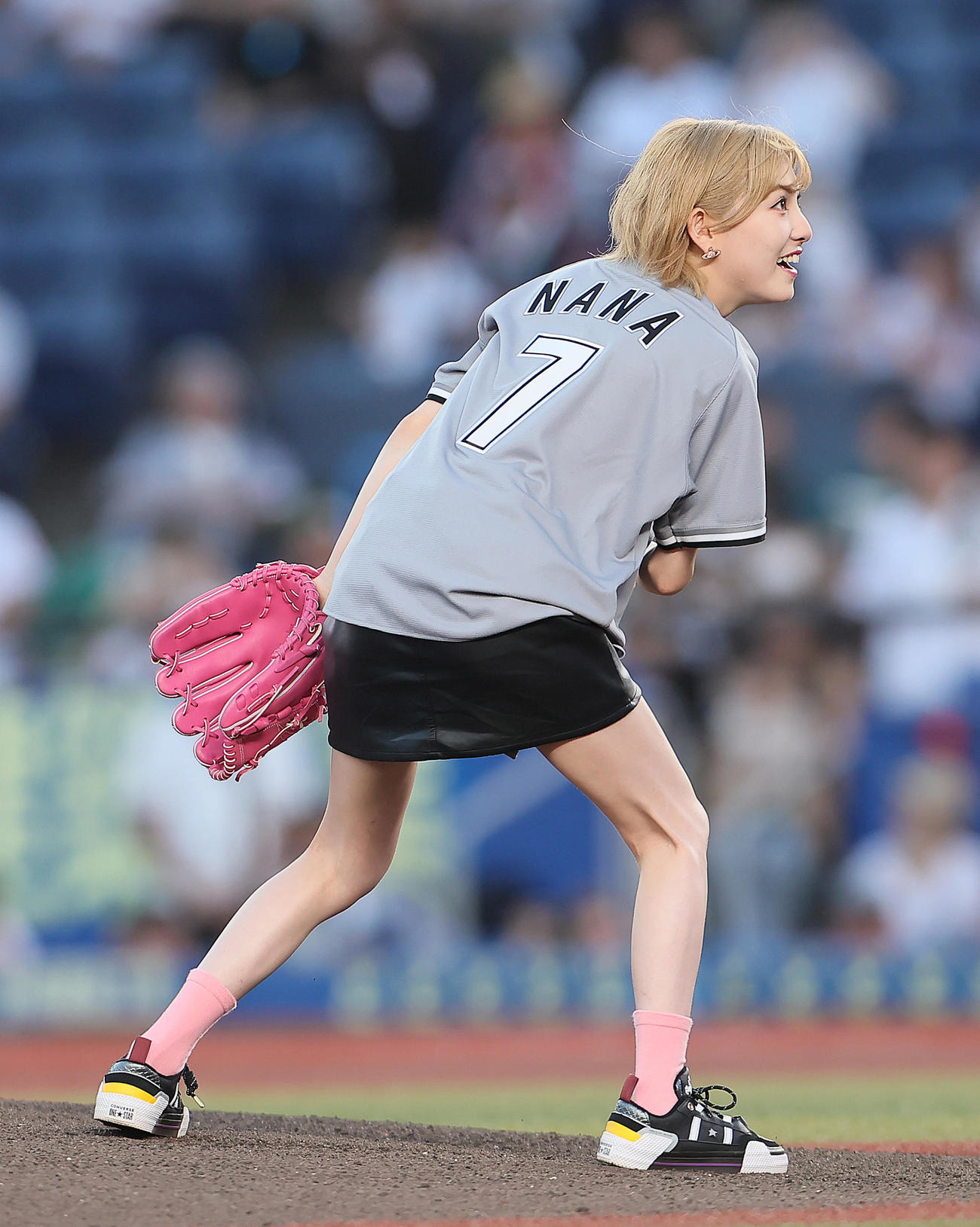 ロッテ対楽天　ファーストピッチを務めた岡田奈々（撮影・足立雅史）