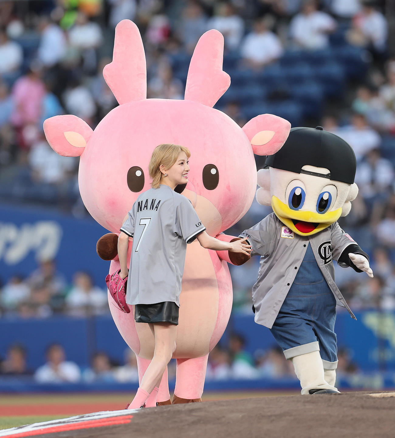 ロッテ対楽天　ファーストピッチを務めた岡田奈々はイワシカ（左）らとタッチを交わす（撮影・足立雅史）