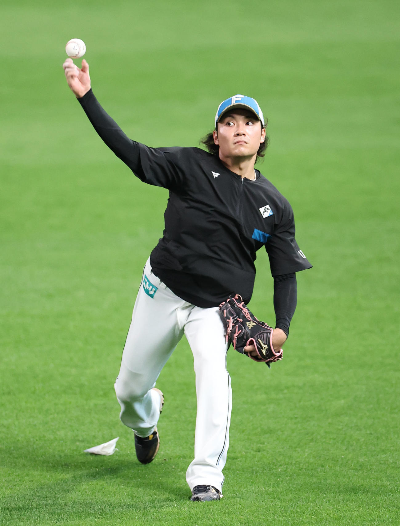 日本ハム対オリックス　キャッチボールをする日本ハム伊藤（撮影・佐藤翔太）