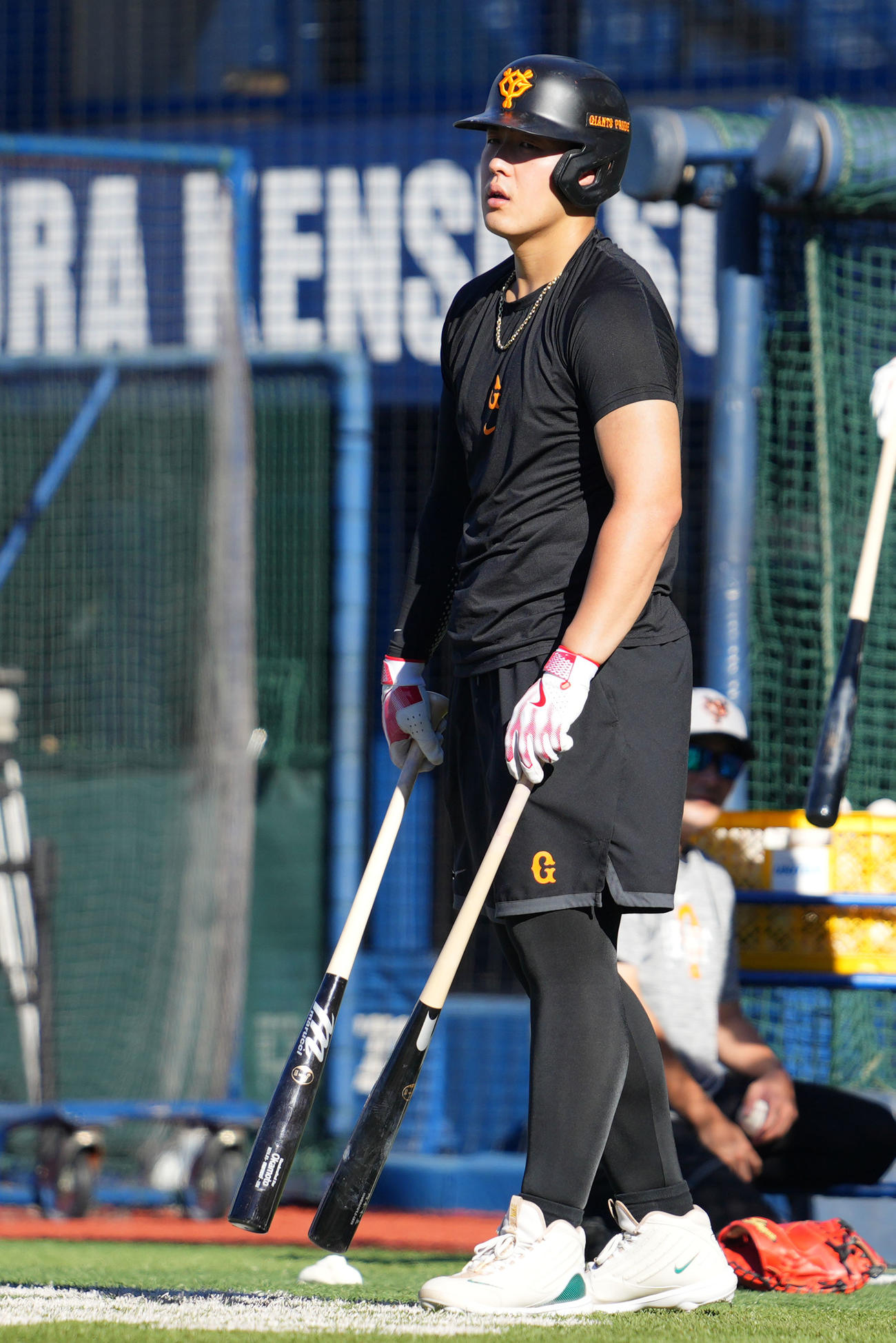 DeNA対巨人　打撃練習へ向かう巨人岡本和（撮影・横山健太）