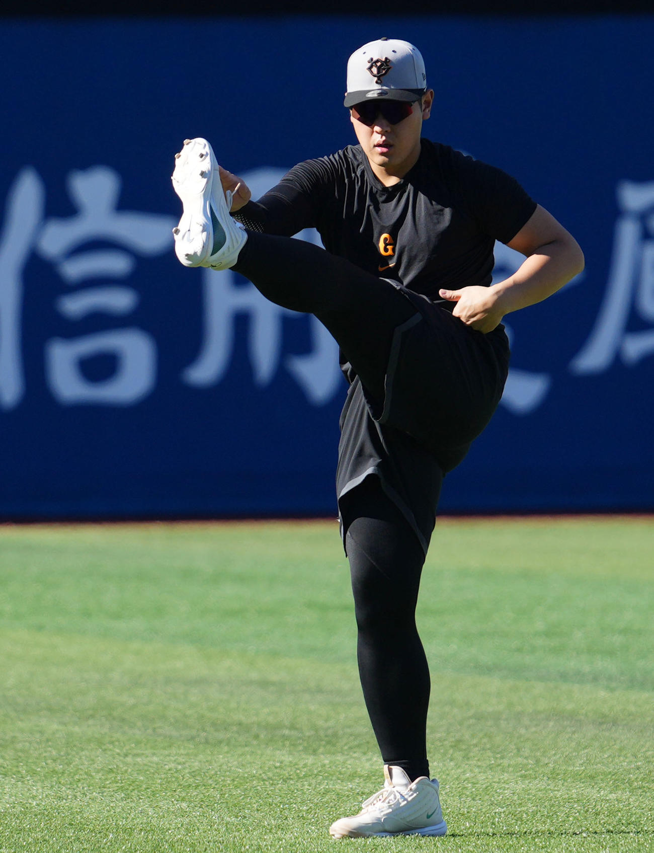 DeNA対巨人　アップをする巨人岡本和（撮影・横山健太）