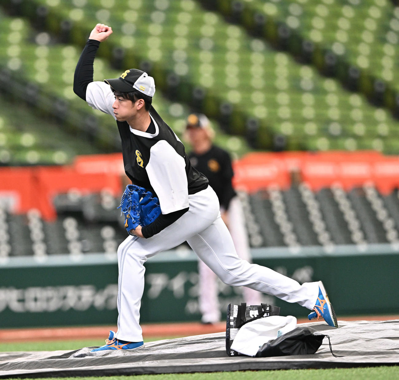 西武対ソフトバンク　試合前練習でベルーナドームのマウンドを確かめるソフトバンク板東（撮影・滝沢徹郎）