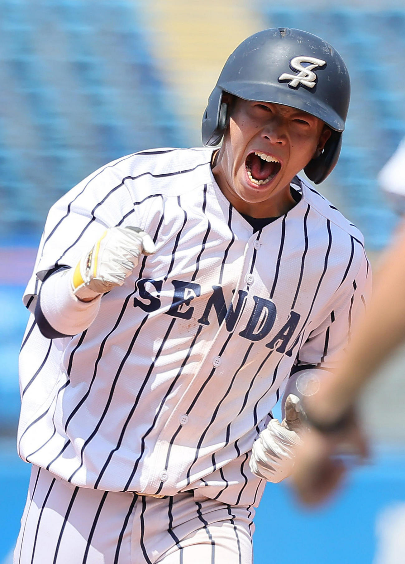 6月7日の仙台大対東日本国際大　7回表仙台大1死一、二塁、辻本は左越え3点本塁打を放ち雄たけびガッツポーズ（撮影・足立雅史）