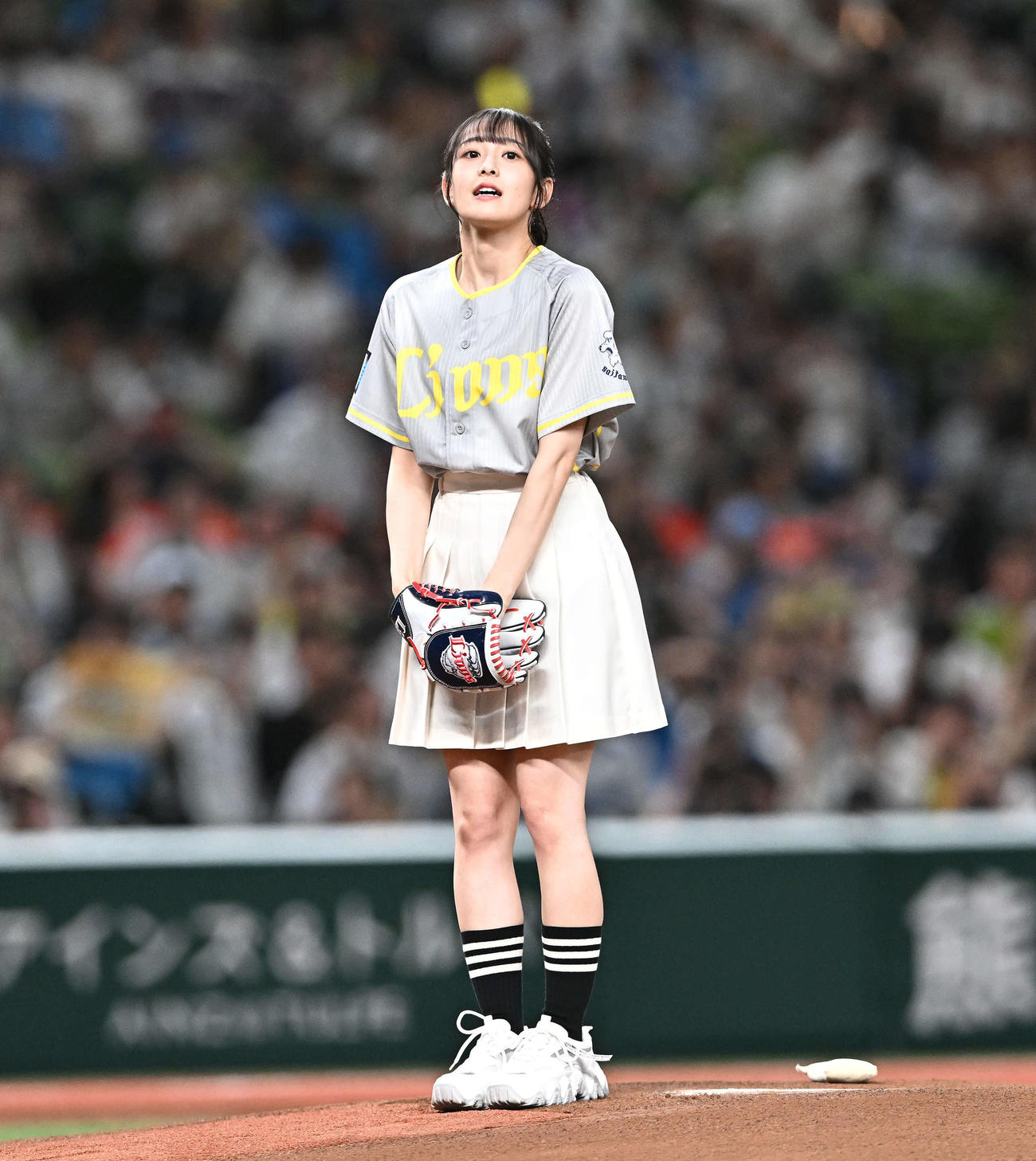 西武対ソフトバンク　セレモニアルピッチに臨む乃木坂46の向井葉月（撮影・滝沢徹郎）