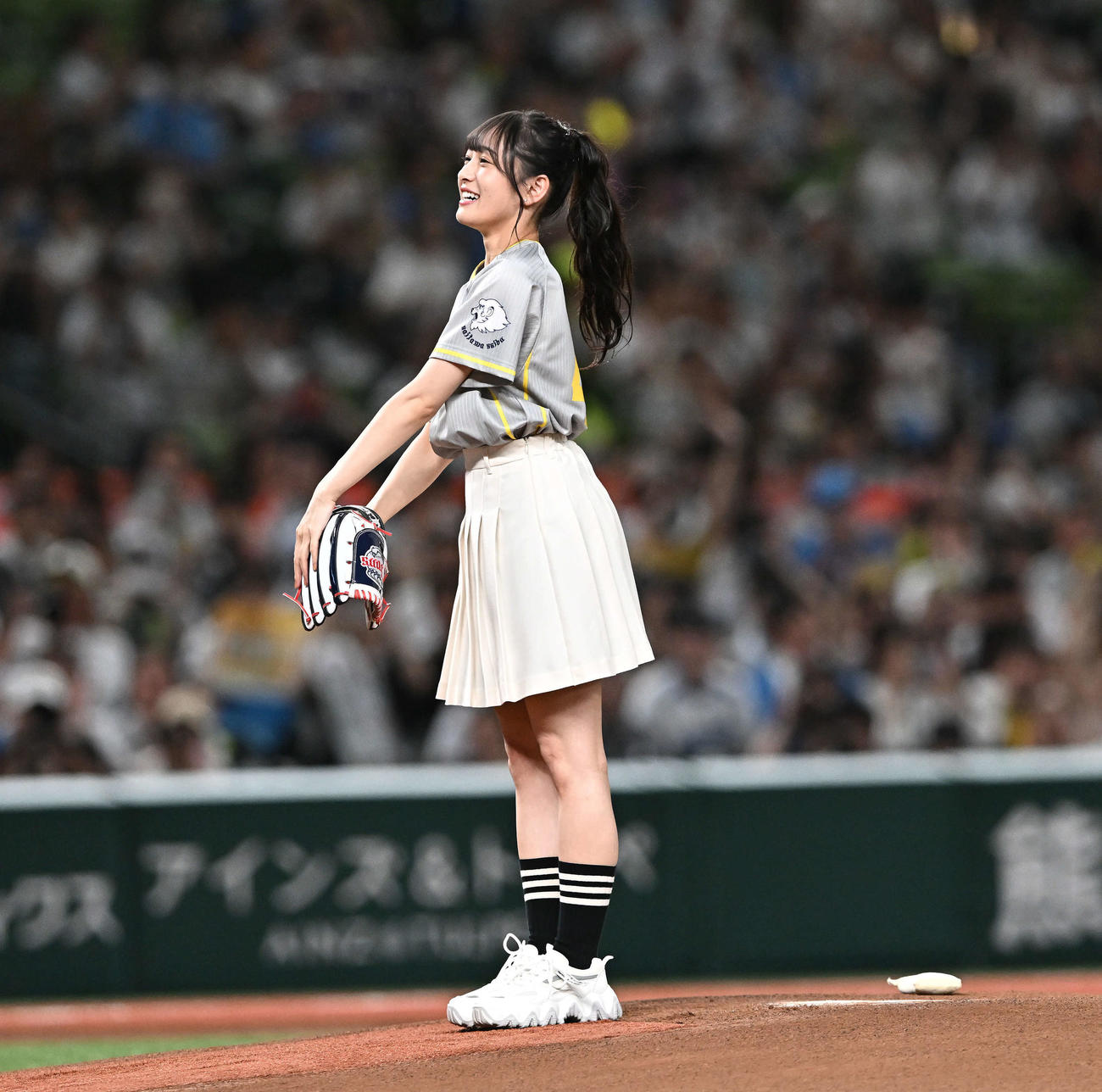 西武対ソフトバンク　セレモニアルピッチを終え笑顔の乃木坂46の向井葉月（撮影・滝沢徹郎）