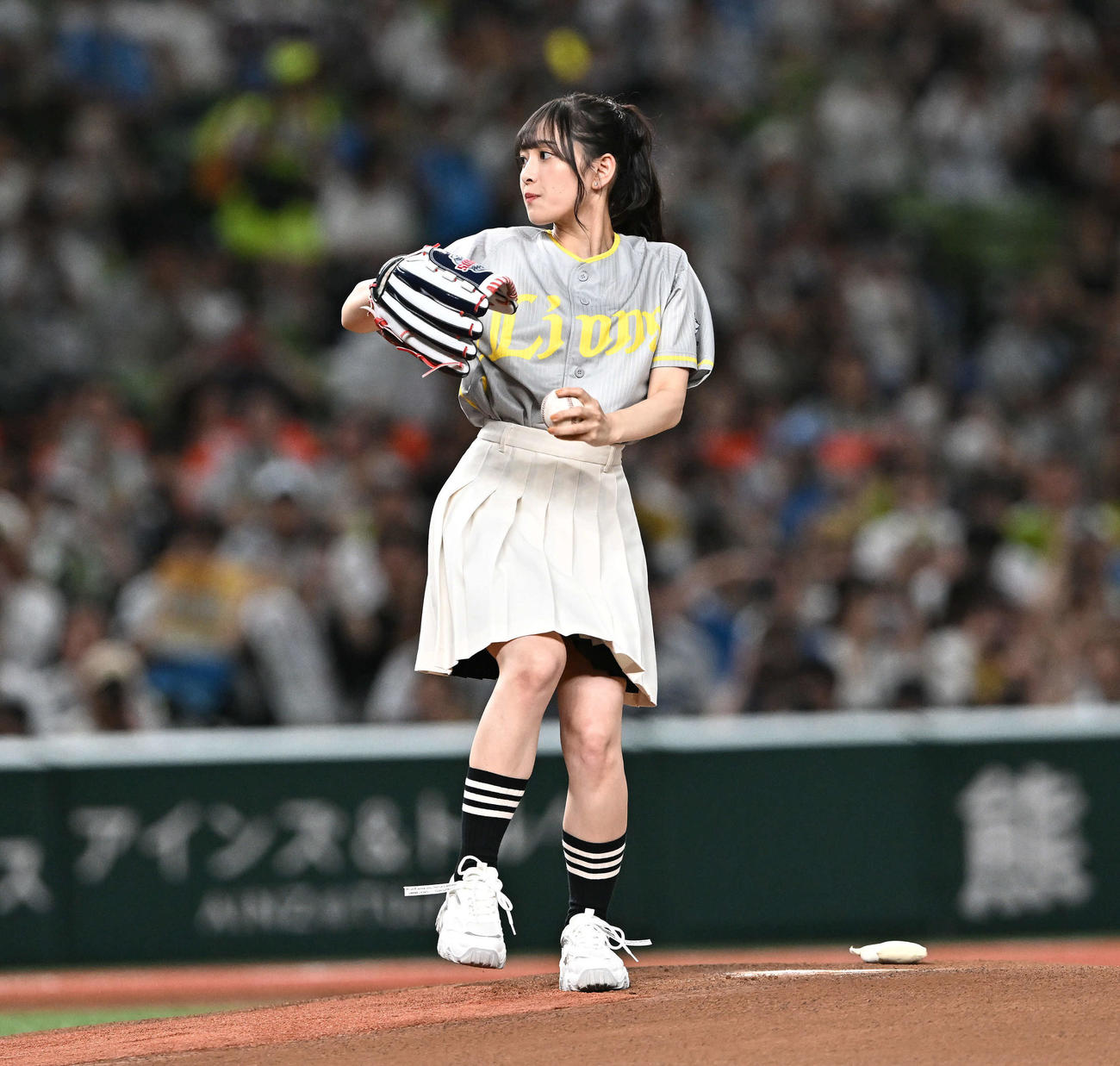 西武対ソフトバンク　セレモニアルピッチに臨む乃木坂46の向井葉月（撮影・滝沢徹郎）