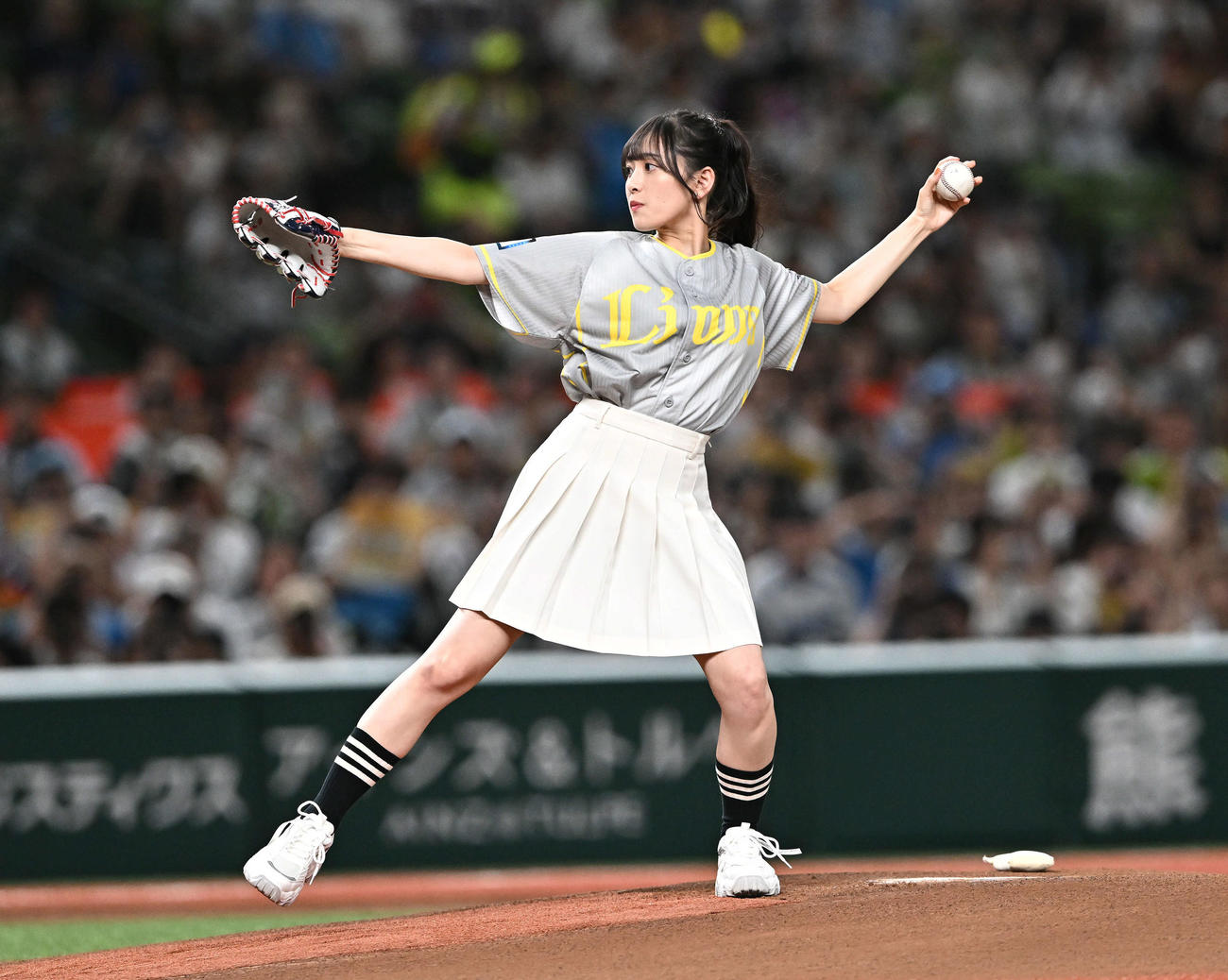 西武対ソフトバンク　セレモニアルピッチに臨む乃木坂46の向井葉月（撮影・滝沢徹郎）