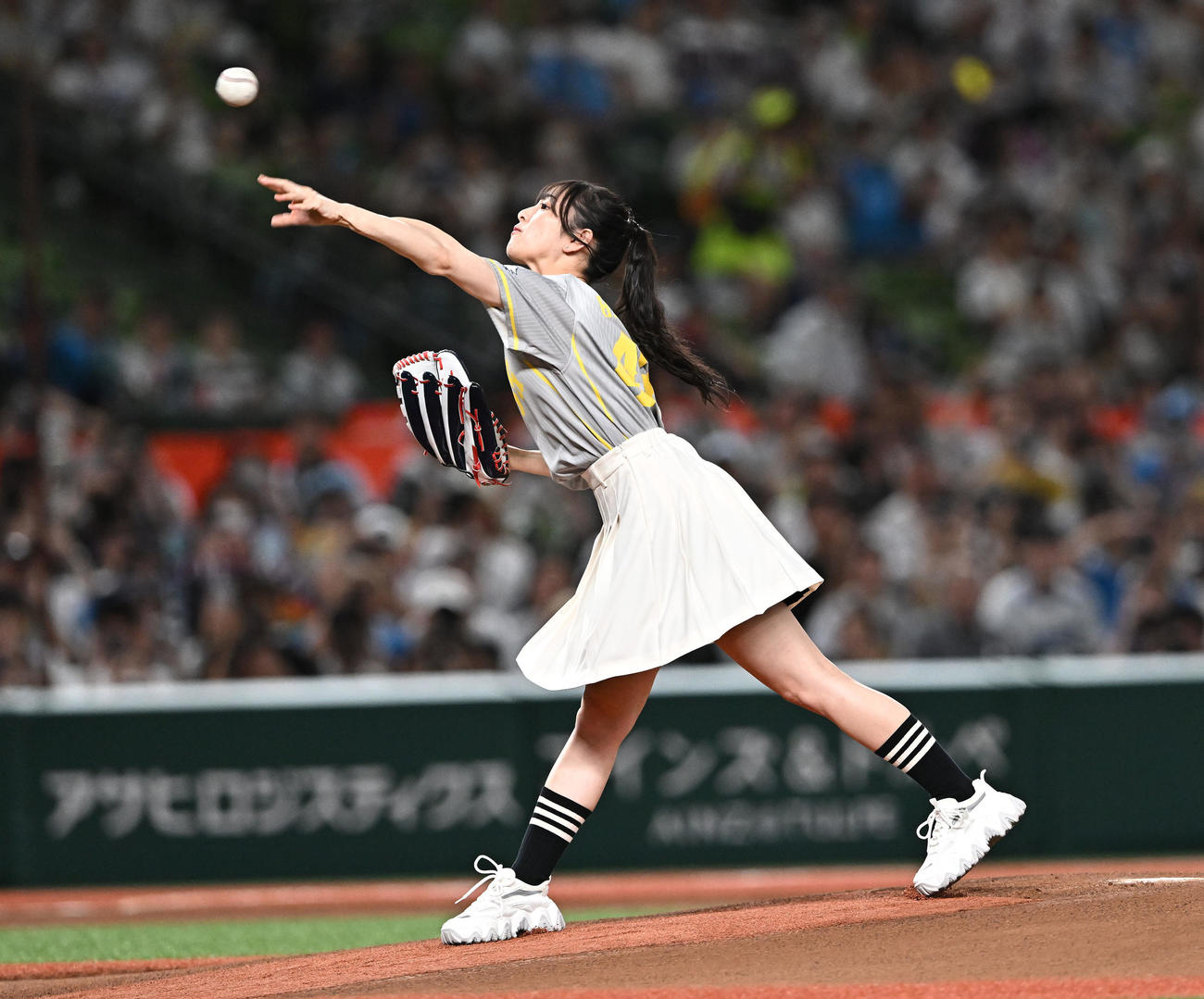 西武対ソフトバンク　セレモニアルピッチに臨む乃木坂46の向井葉月（撮影・滝沢徹郎）