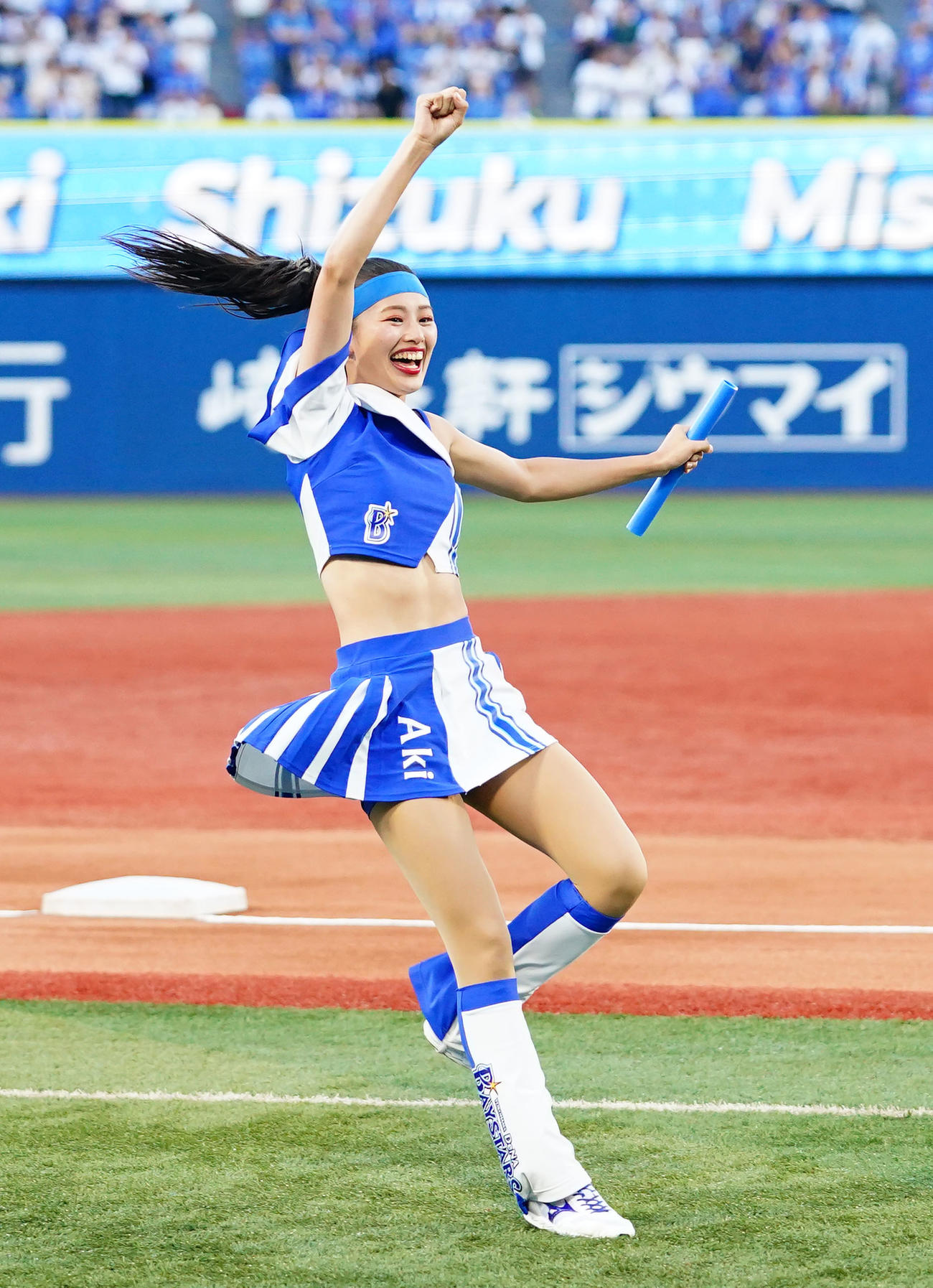 DeNA対巨人　リレー対決に勝利し笑顔を見せるdianaのAki（撮影・横山健太）