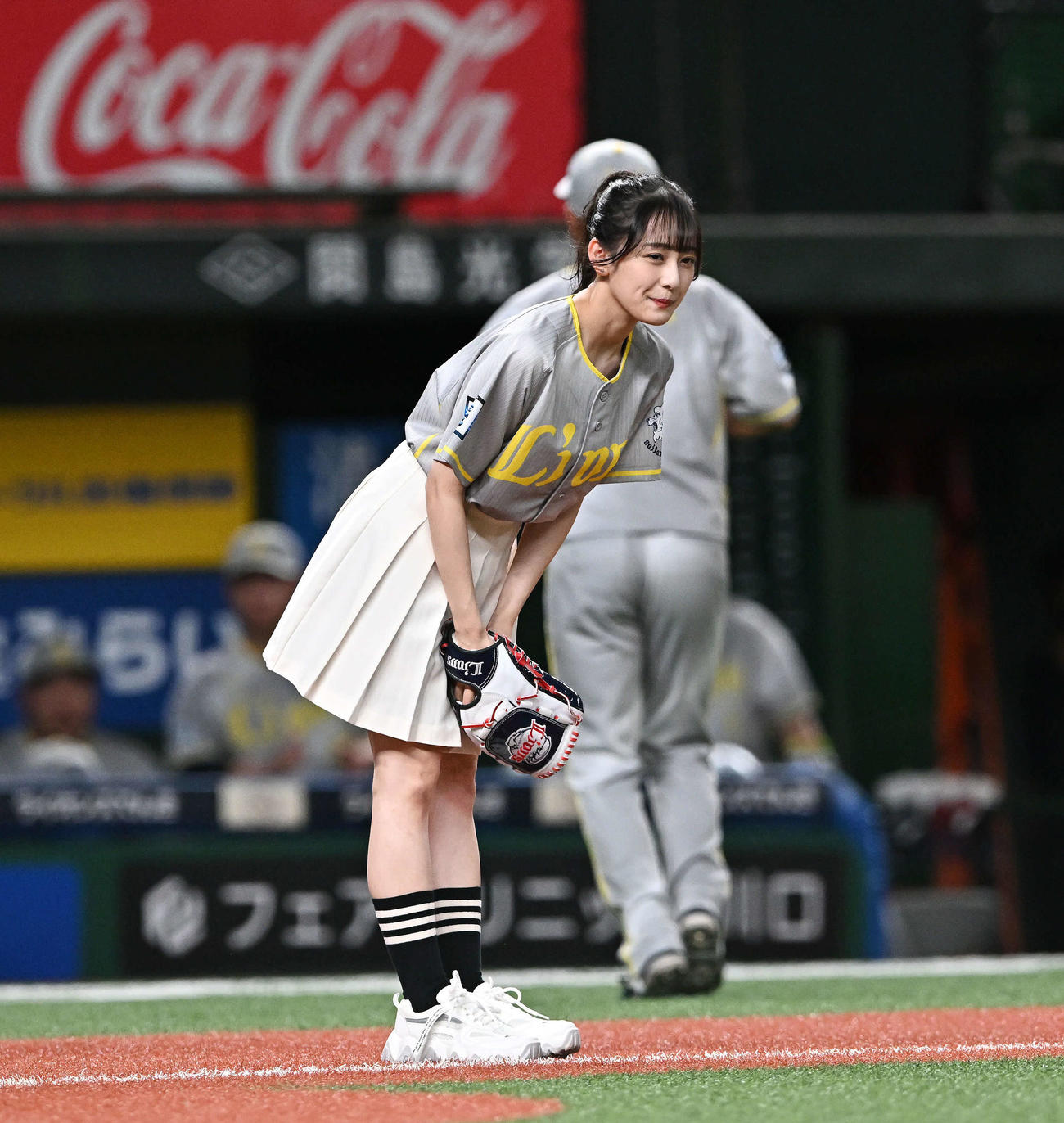 西武対ソフトバンク　セレモニアルピッチを終え一礼する乃木坂46の向井葉月（撮影・滝沢徹郎）