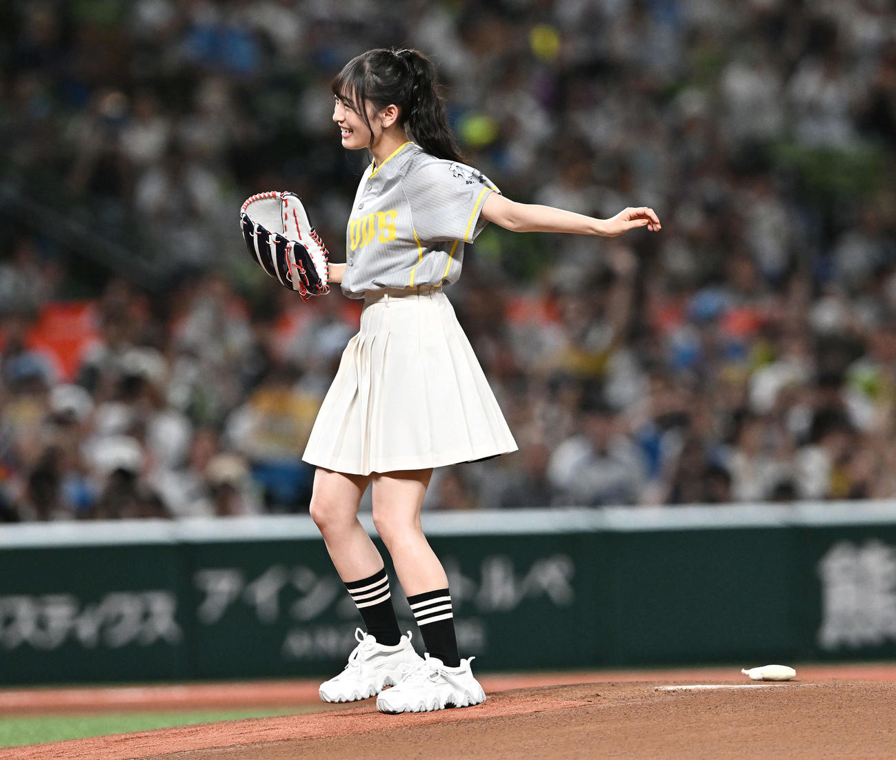 西武対ソフトバンク　セレモニアルピッチを終え笑顔の乃木坂46の向井葉月（撮影・滝沢徹郎）