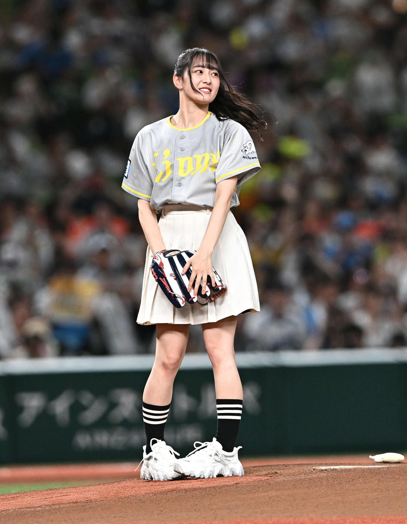 西武対ソフトバンク　セレモニアルピッチを終え笑顔の乃木坂46の向井葉月（撮影・滝沢徹郎）