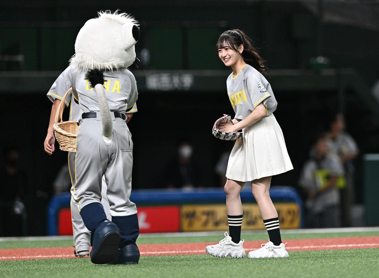 西武対ソフトバンク　セレモニアルピッチを終え笑顔の乃木坂46の向井葉月（撮影・滝沢徹郎）